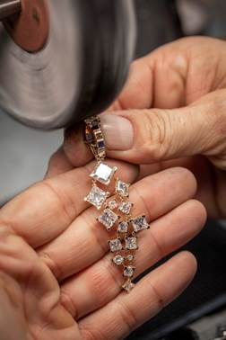 Chopard lança coleção sustentável com atriz Marion Cotillard