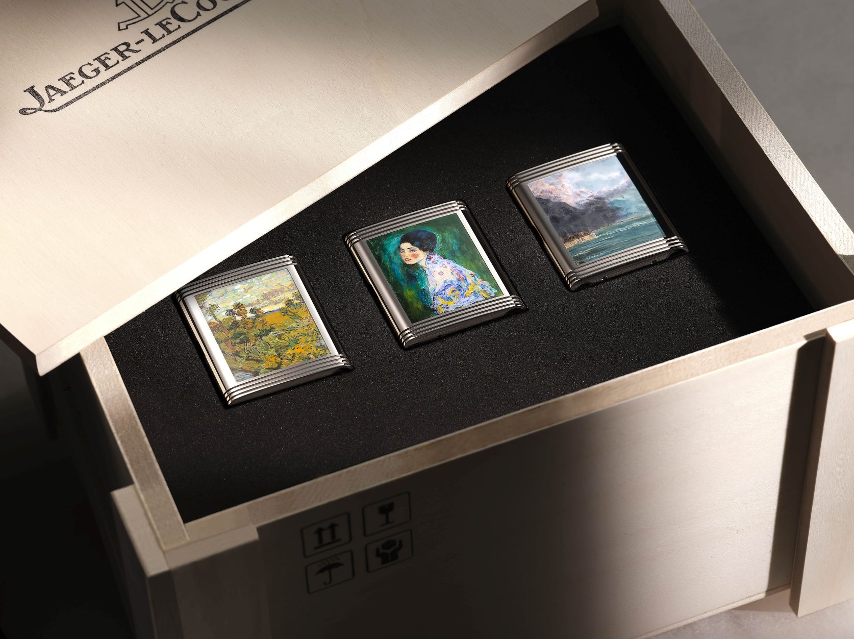 Jaeger-LeCoultre apresenta trilogia Reverso Tribute Enamel Hidden Treasure