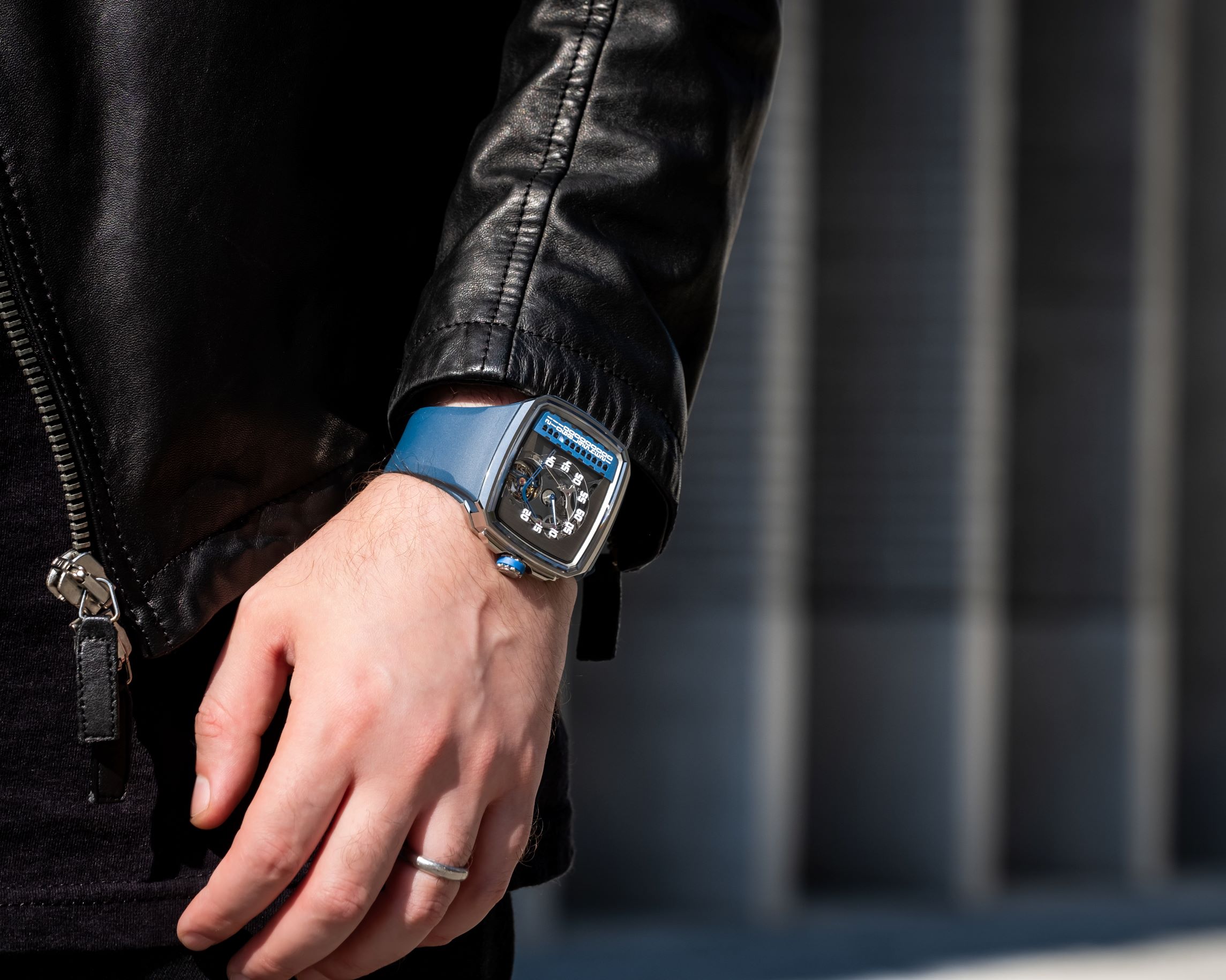 Hautlence exibe novo relógio Linear Series 1 para amantes de azul