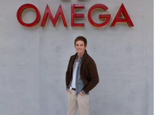 Eddie Redmayne visita a sede da OMEGA