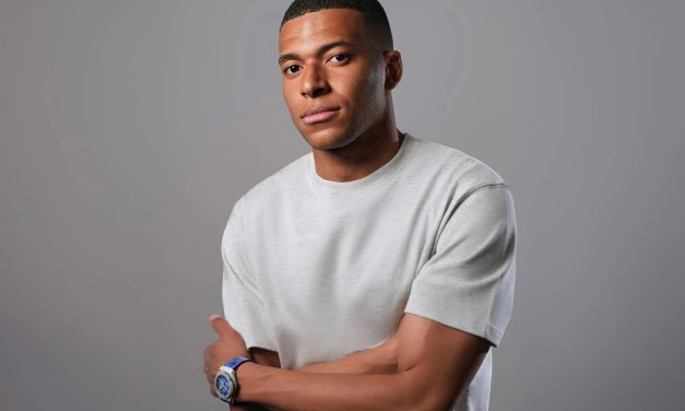Kylian Mbappé apresenta o novo cronógrafo clássico