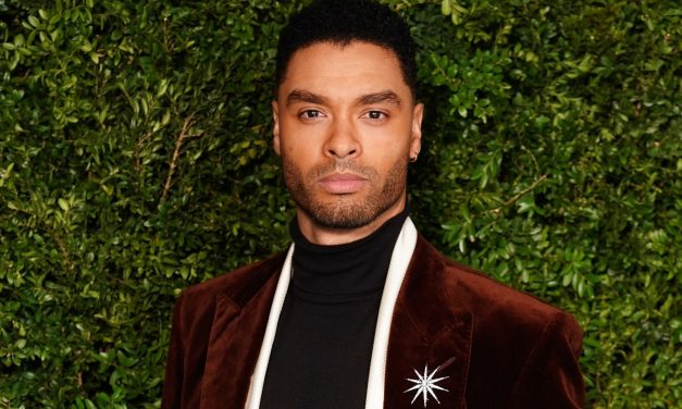 Regé-Jean Page brilha com relógio IWC na festa pré-BAFTA de Charles Finch e Chanel