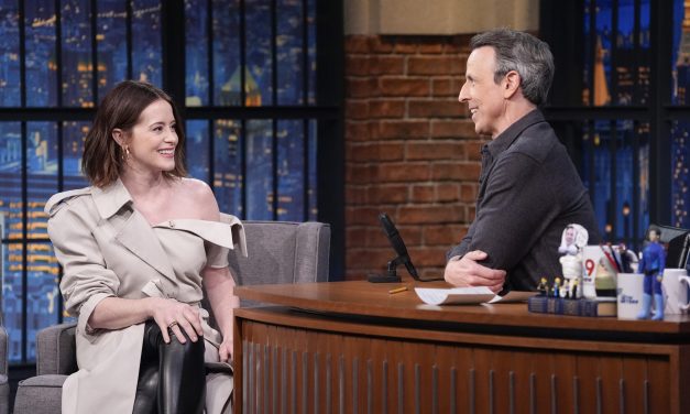 Claire Foy marcou presença no “Late Night with Seth Meyers” com joias da Chopard
