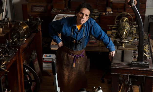 Daniel Brush ilumina Paris com “A Arte da Linha e da Luz”