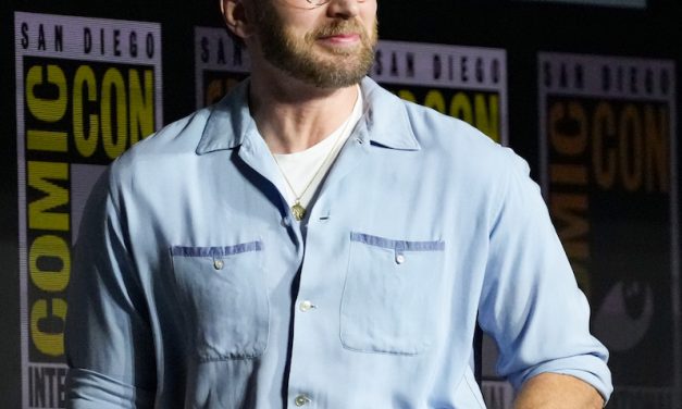 Ator Chris Evans com relógio IWC