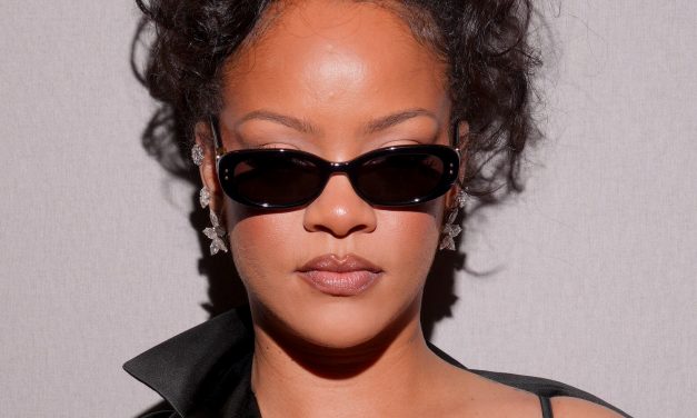 Rihanna usa Chopard no fashion show da Dior durante a Paris Fashion Week